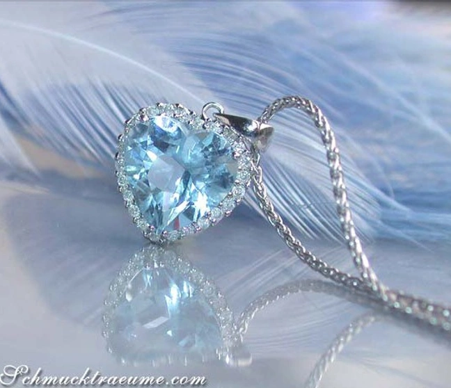Herz-Anhänger aus Weißgold mit Aquamarin und Diamanten auf Federhintergrund Herz-Anhänger aus Weißgold mit Aquamarin und Diamanten auf Federhintergrund