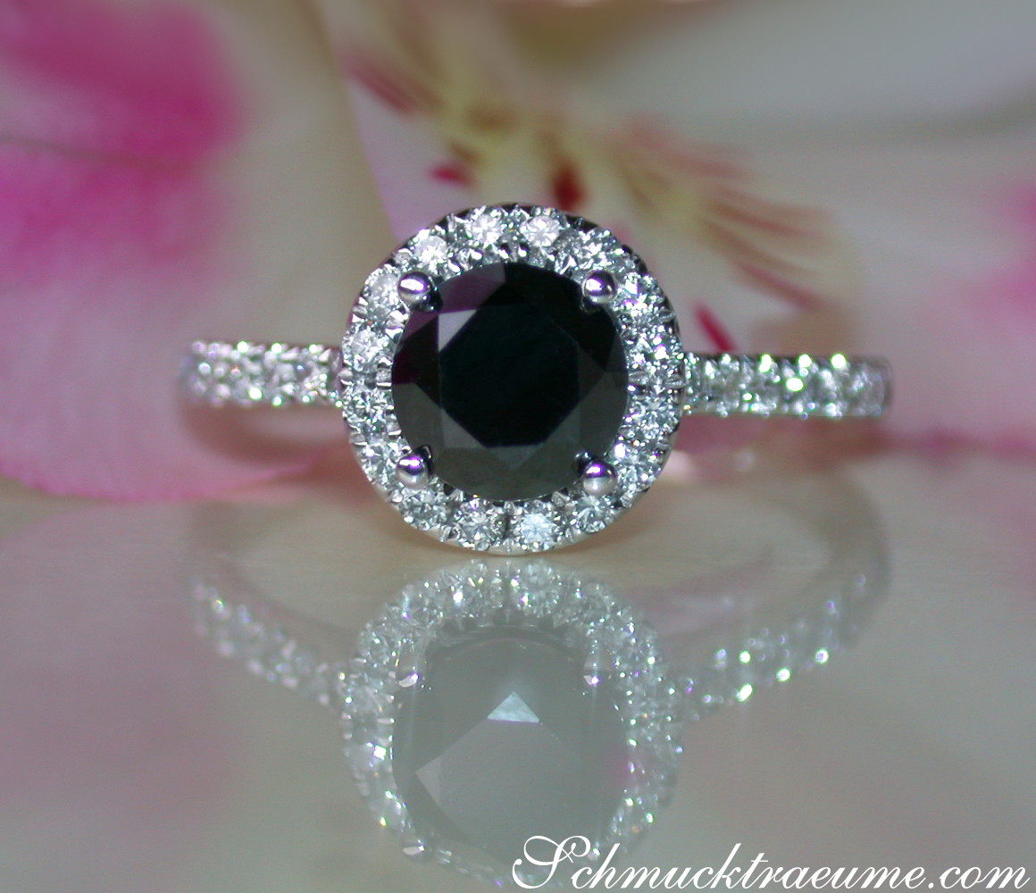 Schwarzdiamant Solitär-Ring mit Diamant-Halo auf Rosenblatt-Hintergrund