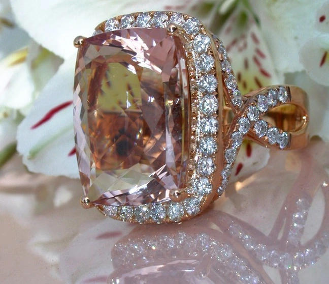 Opulenter Morganit-Ring mit Brillanten in Roségold 750, prächtige Farbbrillanz auf Blütenhintergrund Opulenter Morganit-Ring mit Brillanten in Roségold 750, prächtige Farbbrillanz auf Blütenhintergrund