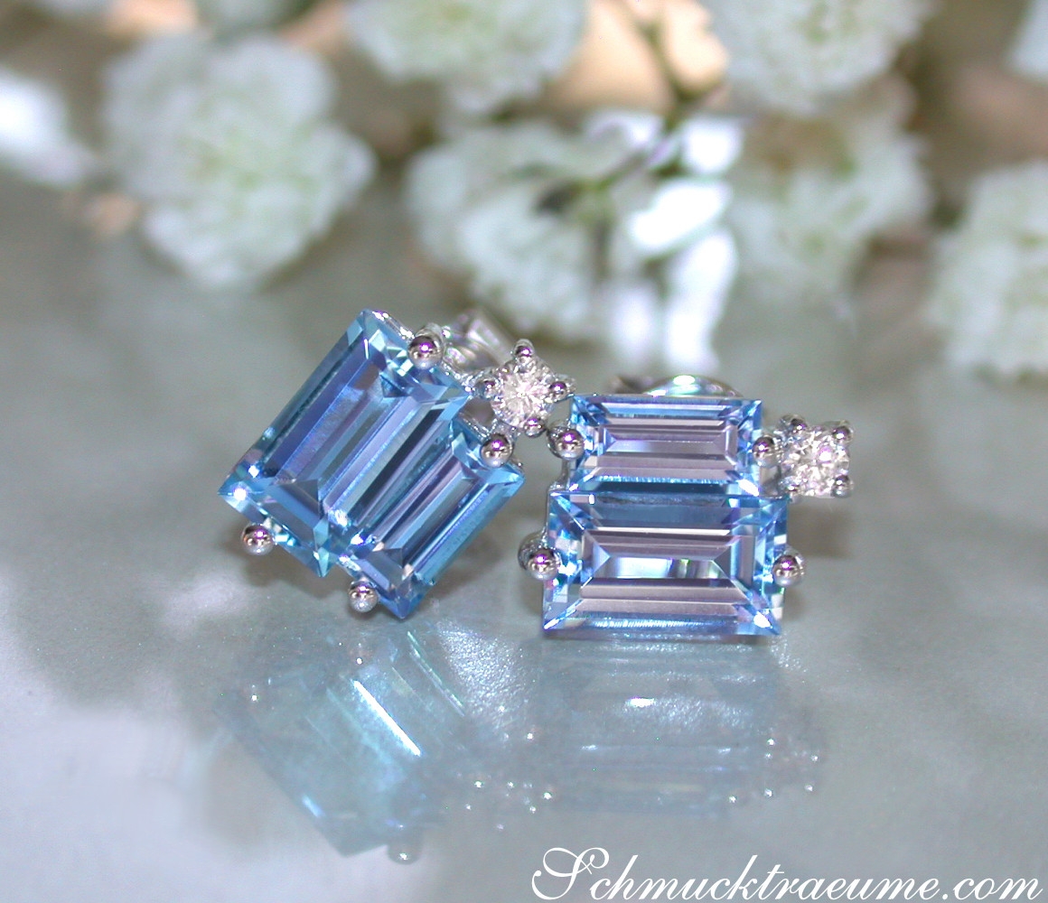 Blautopas Baguette Ohrstecker mit Diamanten auf weißem Hintergrund