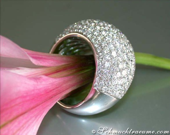 Detailansicht des Diamant Pavé Rings in Weißgold 750, umgeben von Blütenblättern