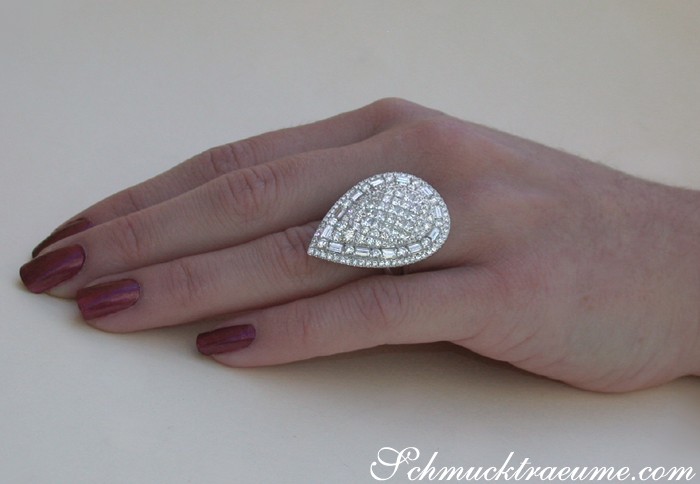 Weißgold 750 Diamant-Tropfen-Ring, Detailaufnahme, handgetragen