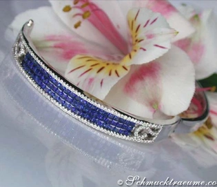 Saphir-Armreif mit Brillanten in Weißgold 750, blau-schimmernd, floraler Hintergrund