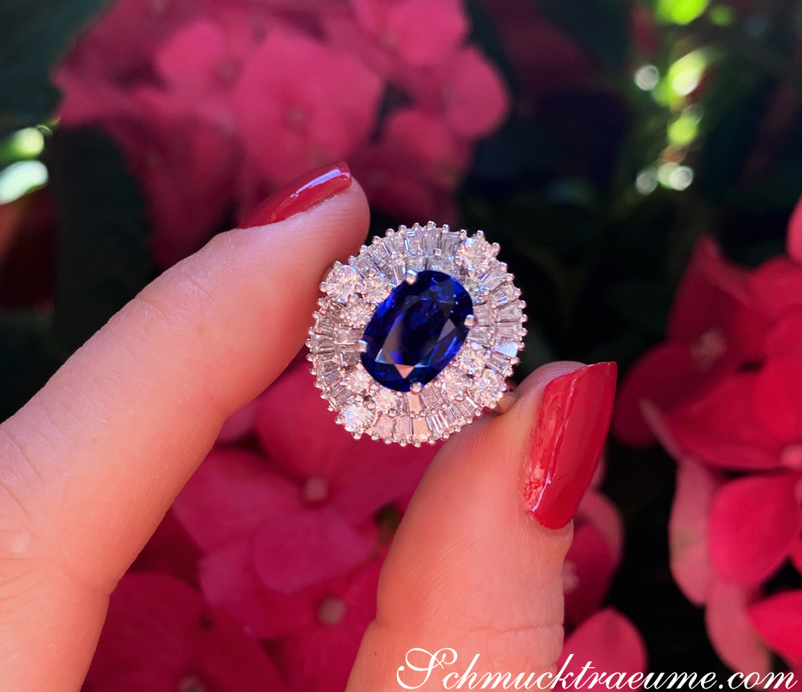 Runder Saphir-Ring mit Diamanten im Weißgold, auf Blütenhintergrund