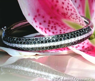 Schwarz-weißer Diamant-Armreif auf Blume, Detailaufnahme, puristisch