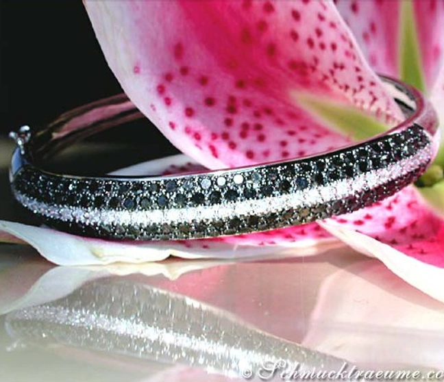 Schwarz-weißer Diamant-Armreif auf Blume, Detailaufnahme, puristisch Schwarz-weißer Diamant-Armreif auf Blume, Detailaufnahme, puristisch