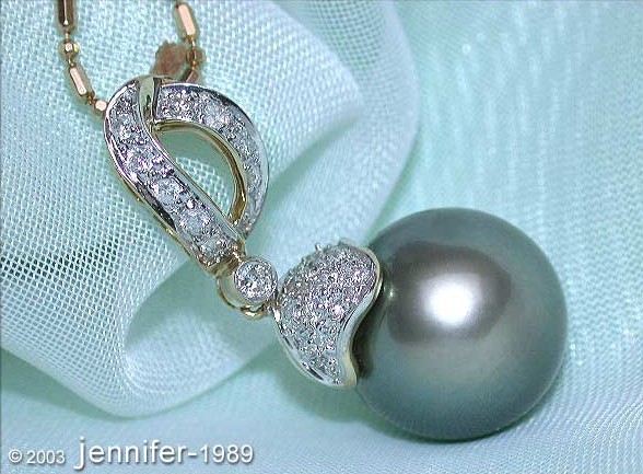 Detailansicht von Tahitiperlen-Anhänger mit Diamanten in Gelbgold, Perlendurchmesser 12-13 mm