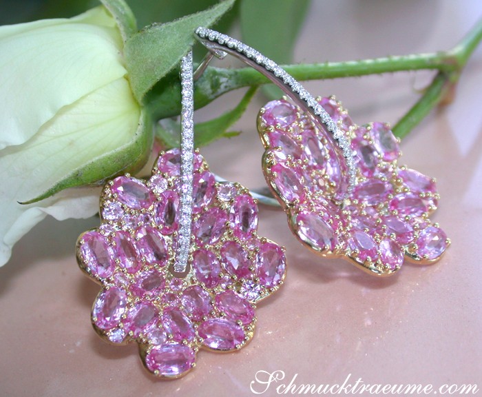 Blumenförmige rosa Saphir-Ohrringe mit Goldverzierungen