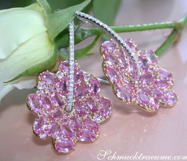 Blumenförmige rosa Saphir-Ohrringe mit Goldverzierungen Blumenförmige rosa Saphir-Ohrringe mit Goldverzierungen