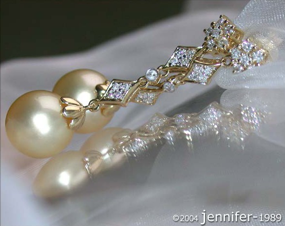 Goldene Südseeperlen-Ohrgehänge mit Diamanten im Art Déco-Stil, detailreich, elegant.