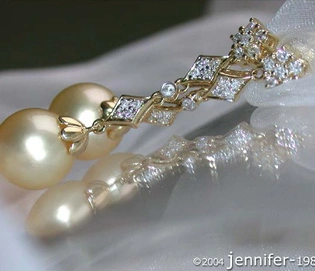 Goldene Südseeperlen-Ohrgehänge mit Diamanten im Art Déco-Stil, detailreich, elegant.