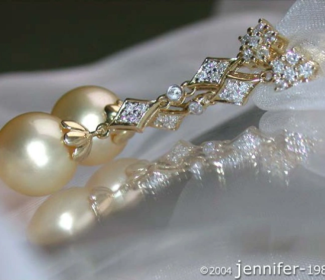 Goldene Südseeperlen-Ohrgehänge mit Diamanten im Art Déco-Stil, detailreich, elegant. Goldene Südseeperlen-Ohrgehänge mit Diamanten im Art Déco-Stil, detailreich, elegant.