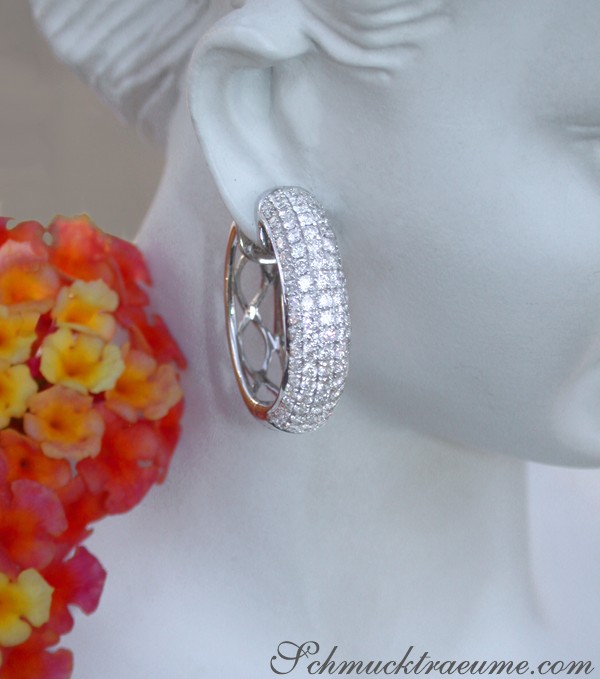 Weißgold-Brillanten-Creolen mit Pavé-Setzung, getragen auf Puppenohr.