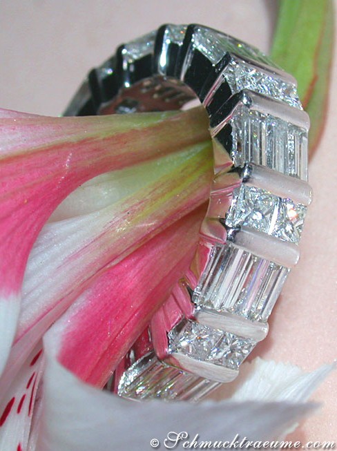 Weißgoldener Memory Ring mit Diamanten, Detailaufnahme, elegant getragen