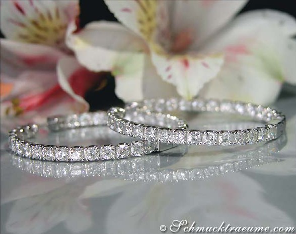 Detailansicht von hochkarätigen Brillanten Creolen in Weißgold 750