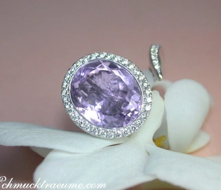 Weißgold-Ring mit Amethyst und Brillanten auf Orchideenblüte