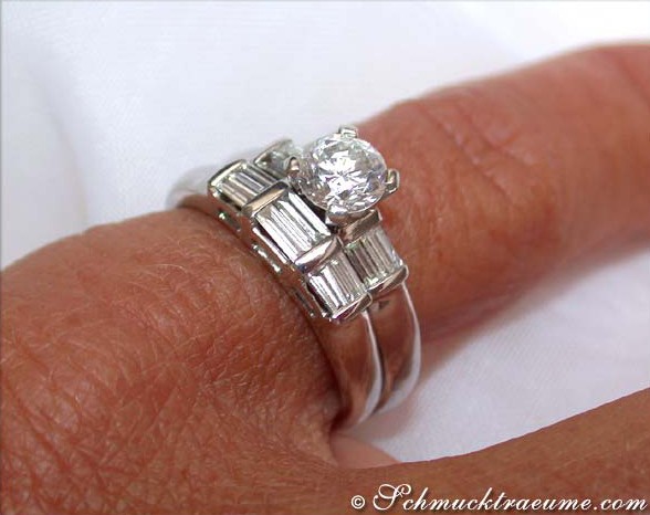 Weißgold-Ring mit Brillant und Baguette-Diamanten, Detailaufnahme auf Finger.