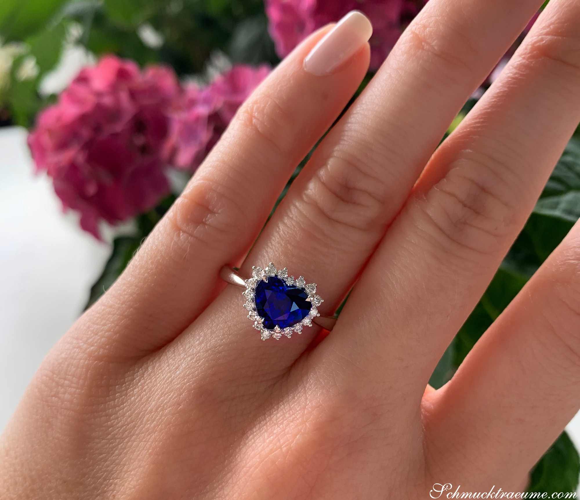 Detailansicht des Saphir Herz Rings mit Brillanten in Weißgold 750