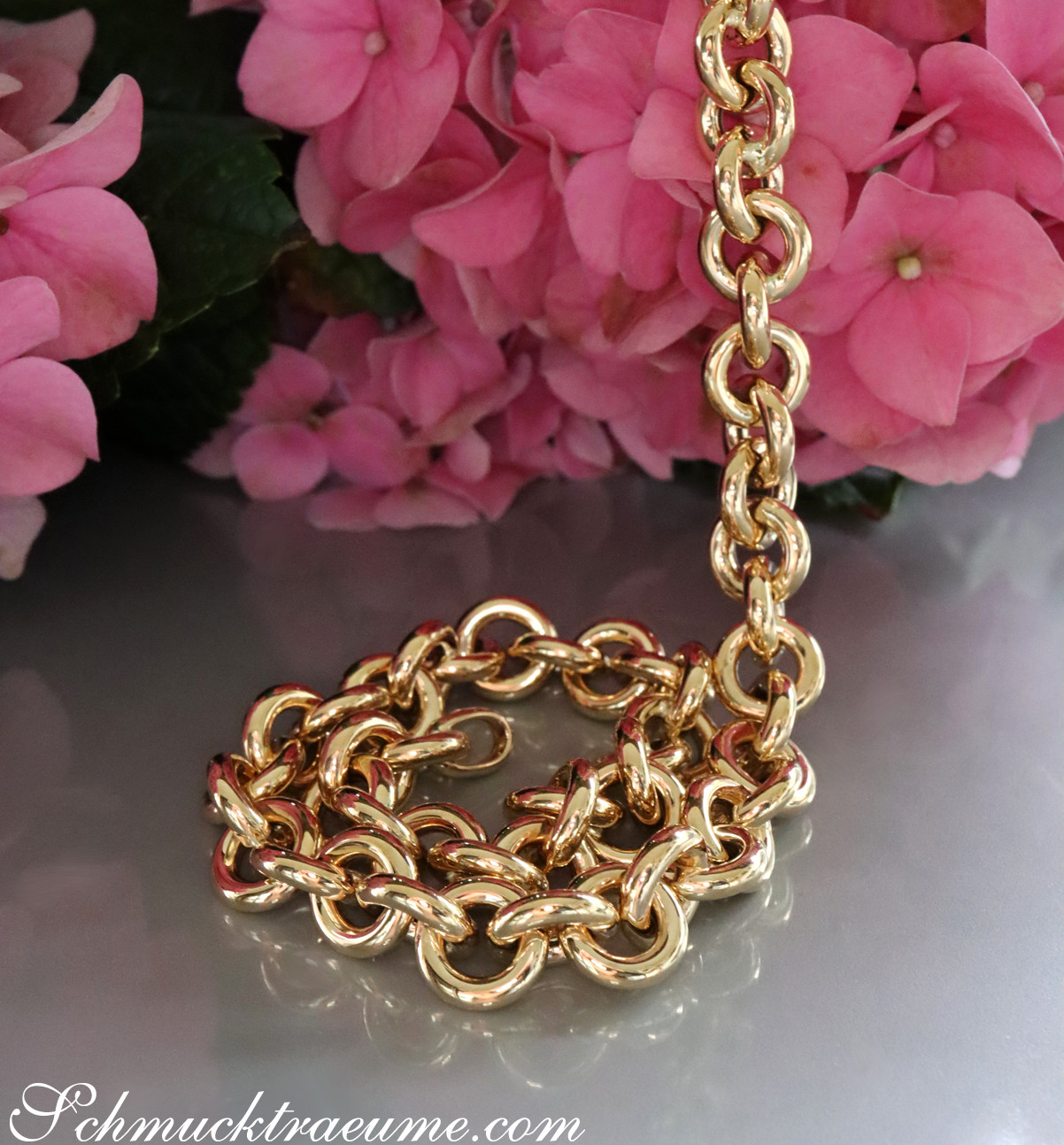 Goldene Gliederkette in Gelbgold 585 vor rosa Hortensienblüten