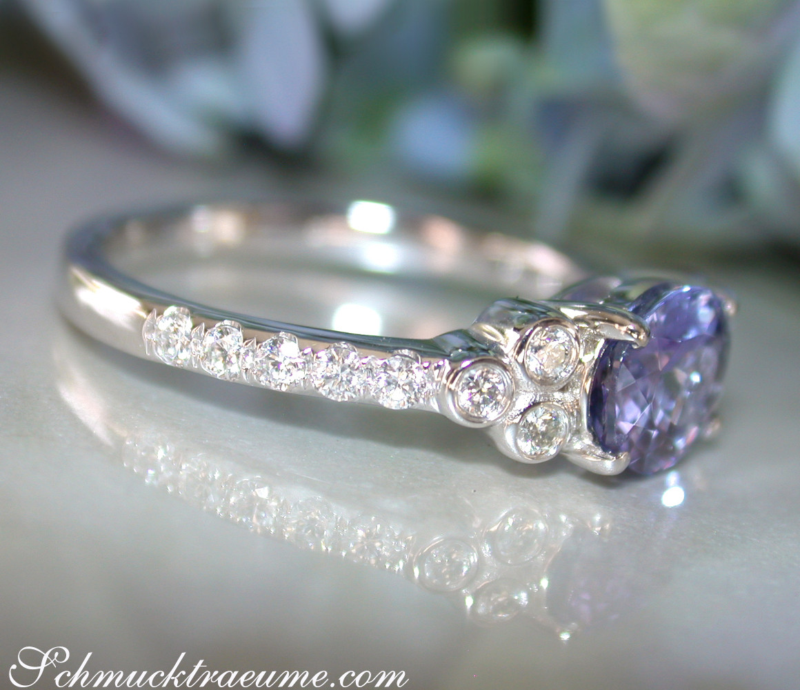 Weißgold-Ring mit Tansanit und Diamanten, Detailaufnahme, glänzende Oberfläche, sanfte Perspektive