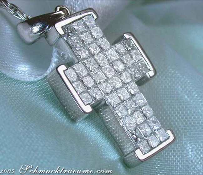 Weißgold Kreuzanhänger mit 45 Diamanten, detailreich, auf Satin liegend Weißgold Kreuzanhänger mit 45 Diamanten, detailreich, auf Satin liegend