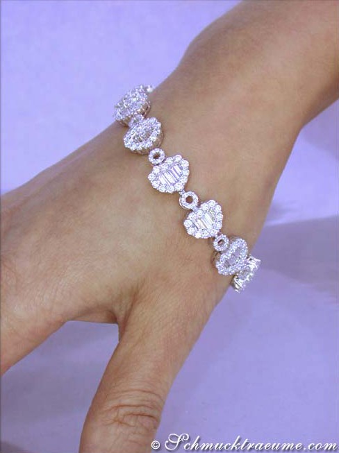 Weißgold Armband mit Diamant-Blüten auf Handgelenk