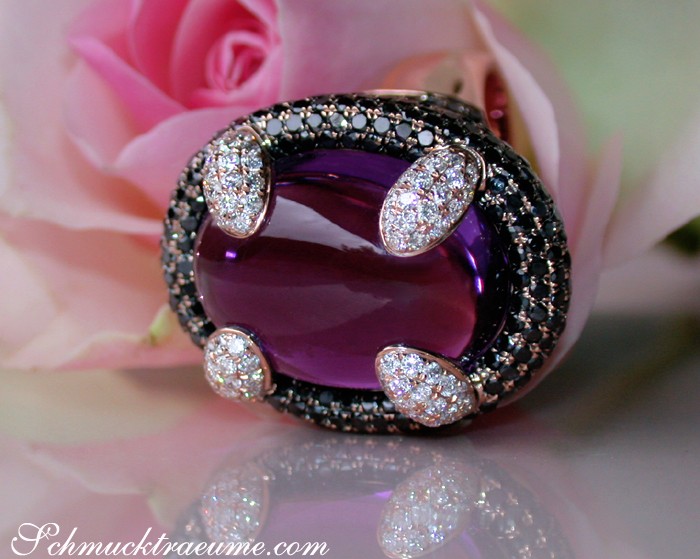Detail des Amethyst-Rings mit Diamanten, roségoldenes Band, rosa Rose im Hintergrund