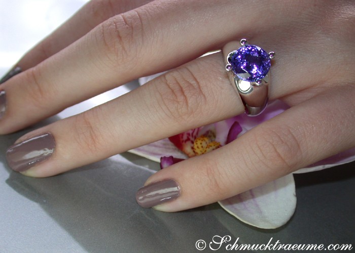 Details eines Tansanit Solitär-Rings in Weißgold, elegant und auffällig.
