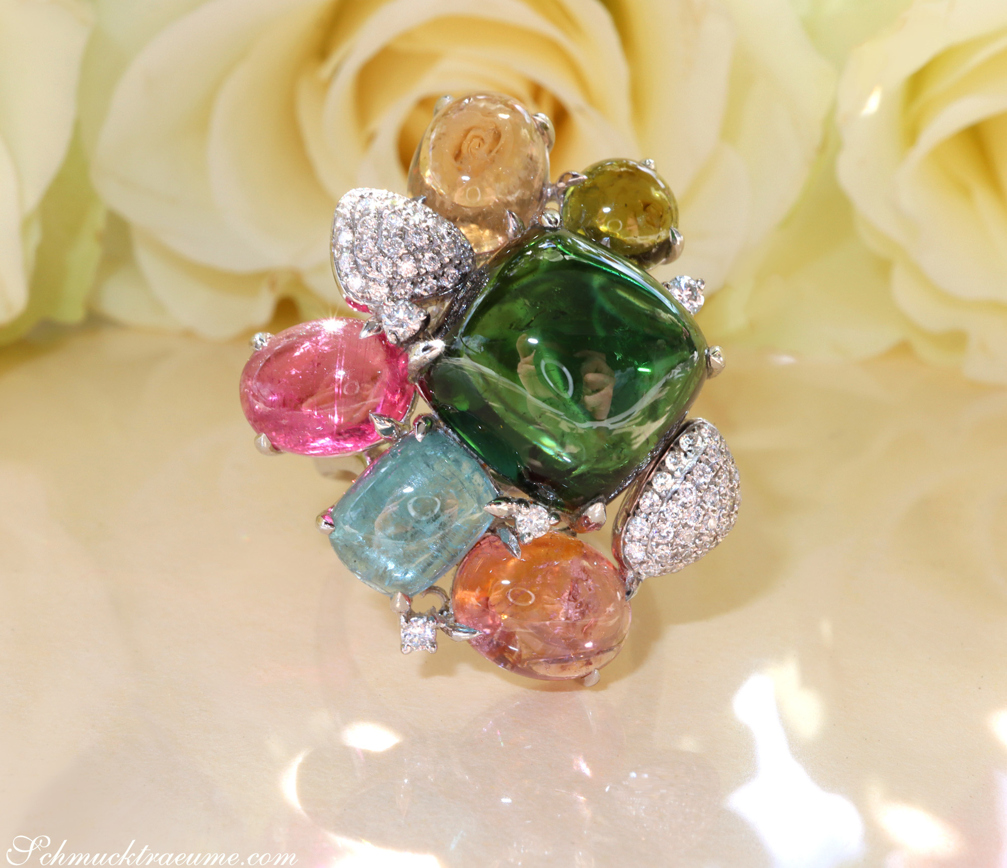 Multicolor Turmalin-Ring mit Diamanten, detailreich, auf Rosenblütenhintergrund