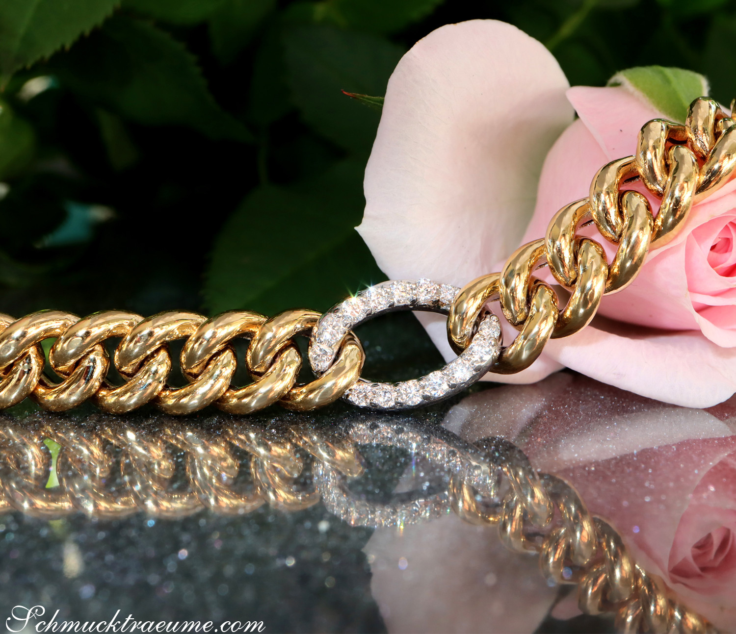 Goldene Panzerarmband-Detail mit Glanz und Rosenblüte