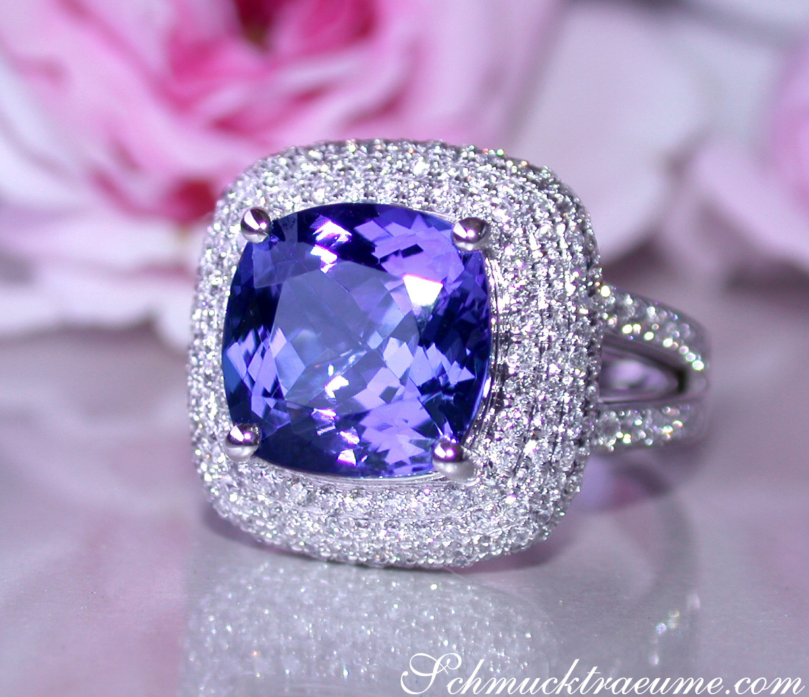 Weißgold-Tanzanit-Ring mit Brillanten im Carré-Design