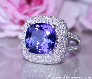Weißgold-Tanzanit-Ring mit Brillanten im Carré-Design