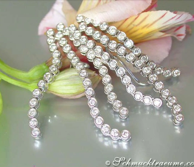 Ketten-Diamant-Ohrgehänge im Luxusdesign, detailreiches Detail auf Weißgoldbasis Ketten-Diamant-Ohrgehänge im Luxusdesign, detailreiches Detail auf Weißgoldbasis