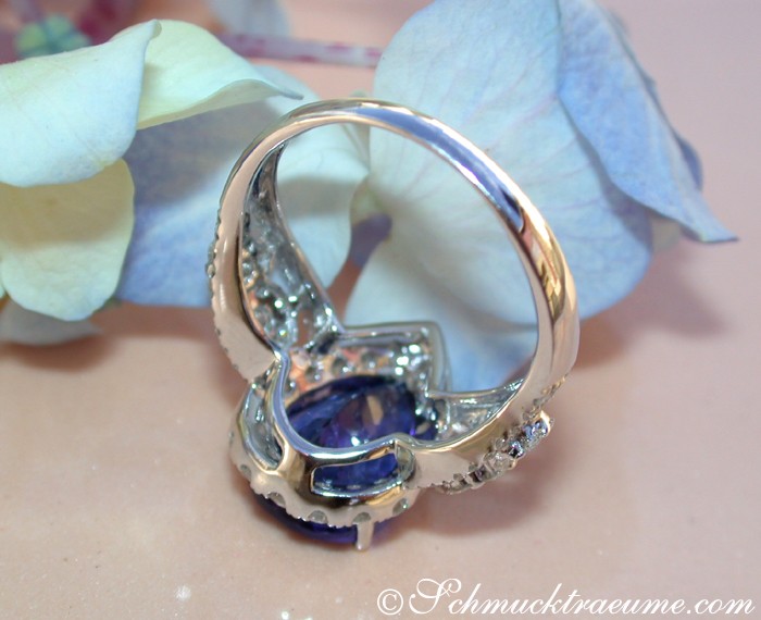 Weißgold 750 Ring mit Tansanit und Brillanten, Detailaufnahme, femininer Charme