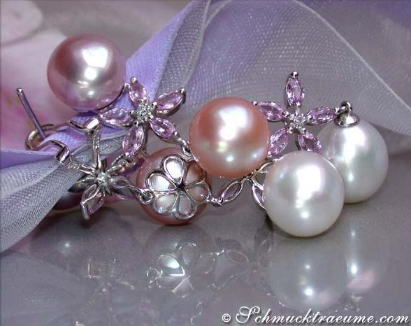 Süßwasserperlen-Ohrgehänge mit Saphiren, Blütenverzierungen, Detailaufnahme, Silber, Perlmutt- und Saphirfarben