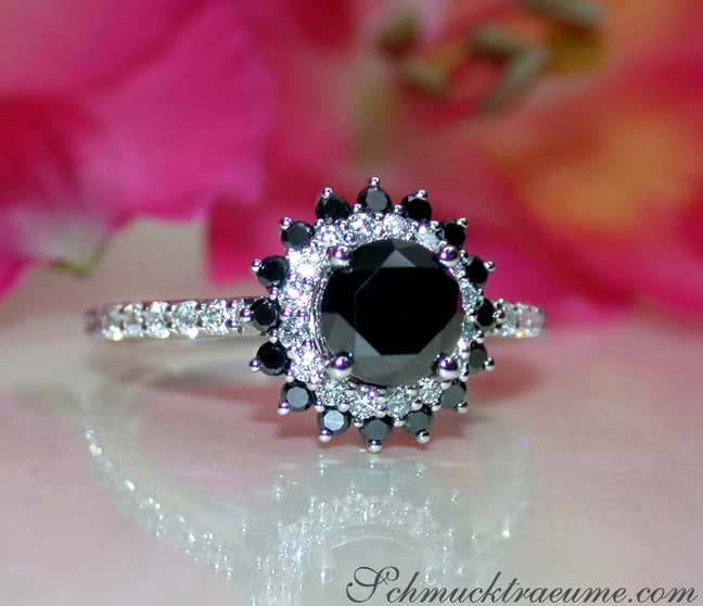 Schwarzdiamant-Solitär-Ring mit Weißgold 585, detailreiches Design, Rosenblüte im Hintergrund Schwarzdiamant-Solitär-Ring mit Weißgold 585, detailreiches Design, Rosenblüte im Hintergrund