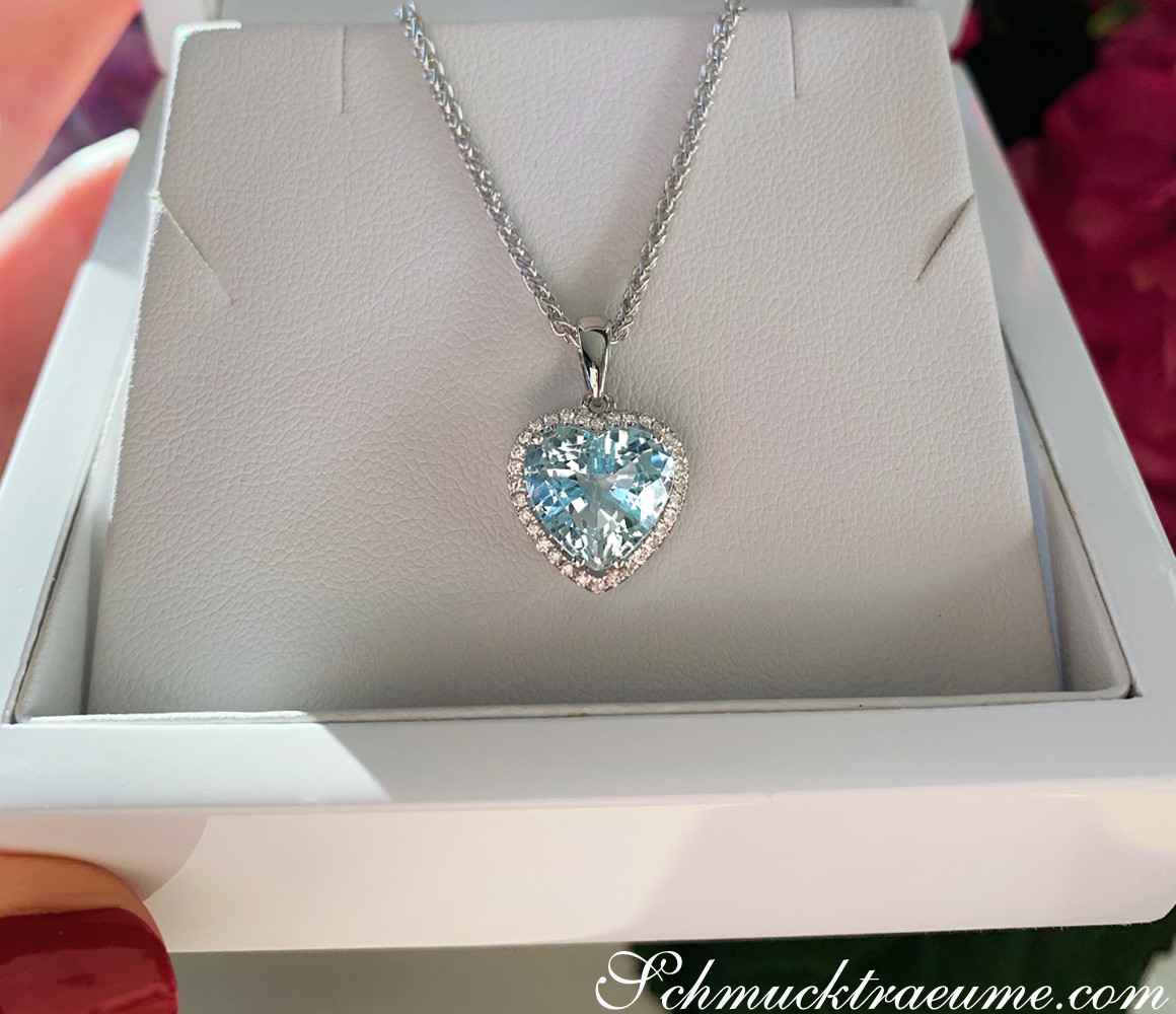 Weißgold-Aquamarin-Herz-Anhänger mit Diamanten in Box, zarte Kette, Detailaufnahme