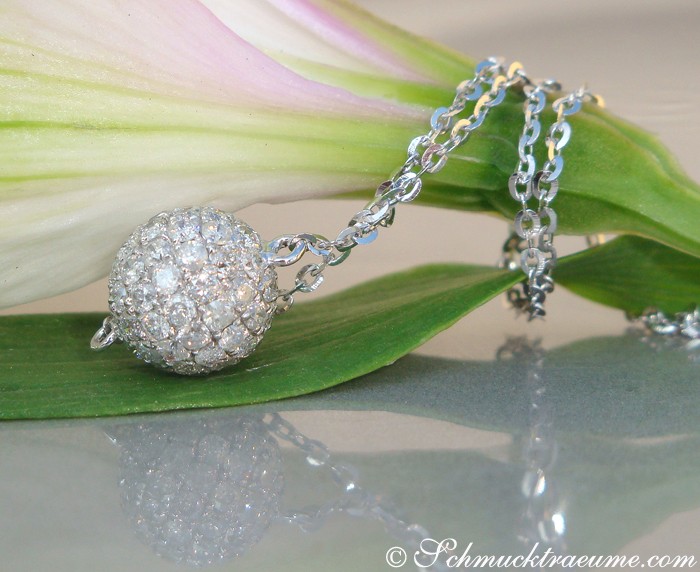 Glitzernde Diamantkugel an Silberkette, Detailaufnahme auf Blume
