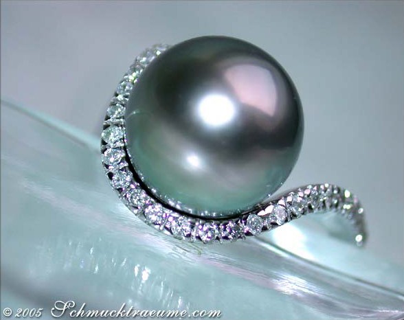 Weißgoldring mit Tahitiperle und Brillanten, Detailaufnahme, elegant, klassisch.