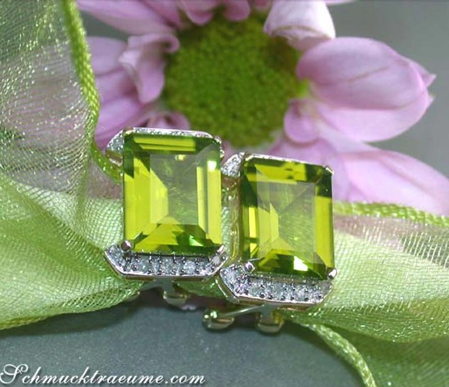 Peridot-Diamant-Ohrstecker in Gelbgold 585, detailreich, auf Blumenblättern getragen Peridot-Diamant-Ohrstecker in Gelbgold 585, detailreich, auf Blumenblättern getragen