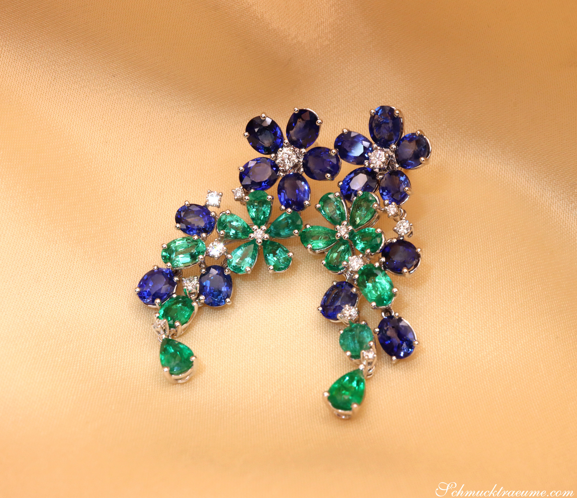 Weißgold 750 Ohrgehänge mit blauen Saphiren und grünen Smaragden in Blütenform