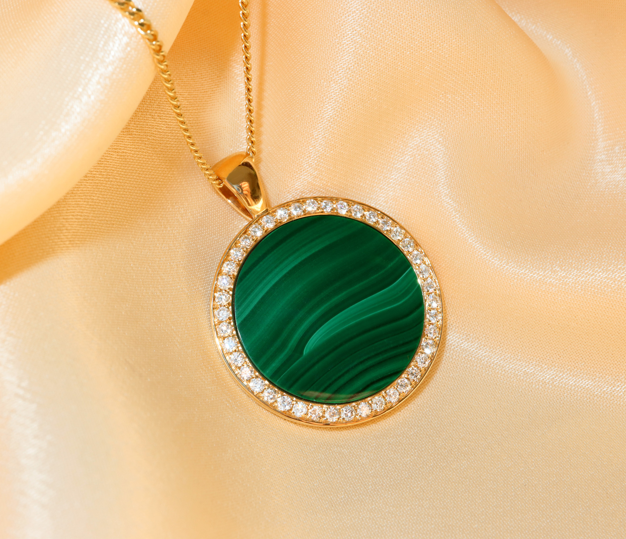 Goldener Malachit-Anhänger mit Diamanten auf Seide