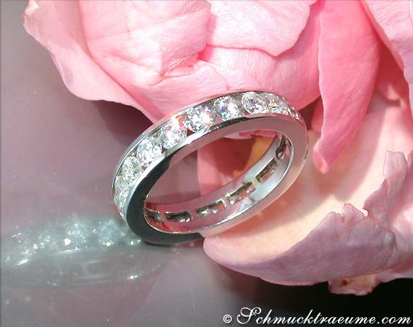 Stattlicher Brillanten Memory Ring in Kanalfassung auf Rosenblatt