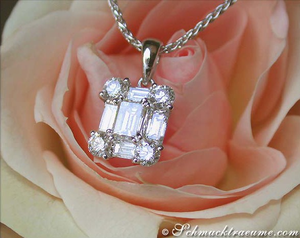 Rosenblüte mit elegantem Diamantanhänger im Carré-Design