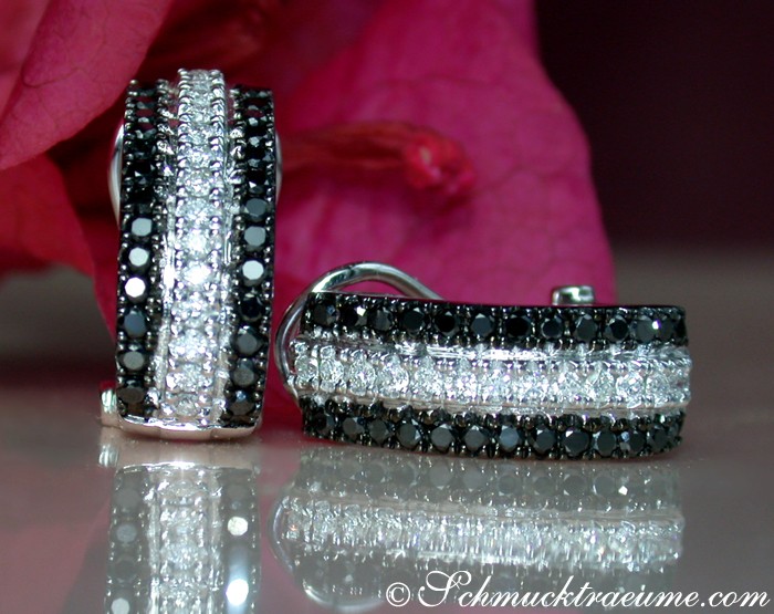 Weißgold-Halbcreolen mit schwarzen und weißen Diamanten, Detailaufnahme