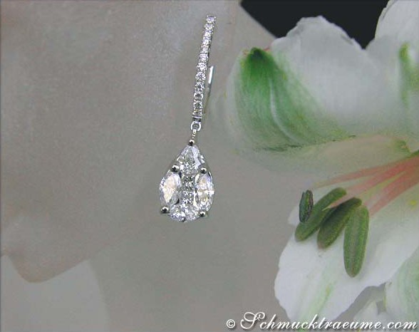 Weißgold-Tropfen-Ohrringe mit Diamanten, detailreich, elegant, auf Blume präsentiert