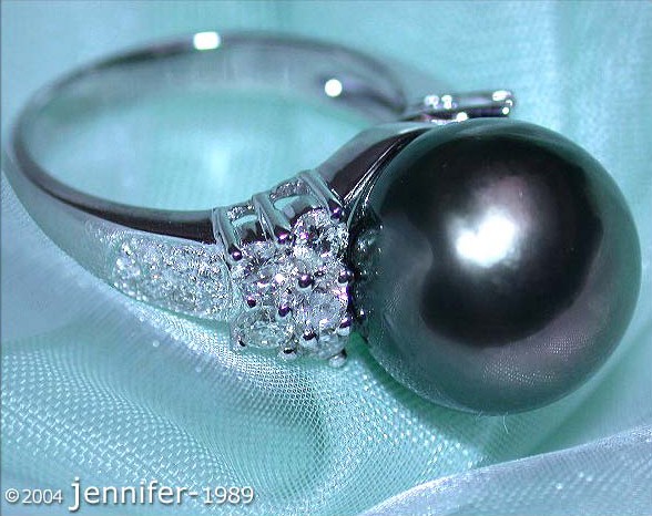 Tahitiperlen-Ring mit Brillanten in Weißgold 750, Detailaufnahme mit Perlenspitze und Glanzspiegel.