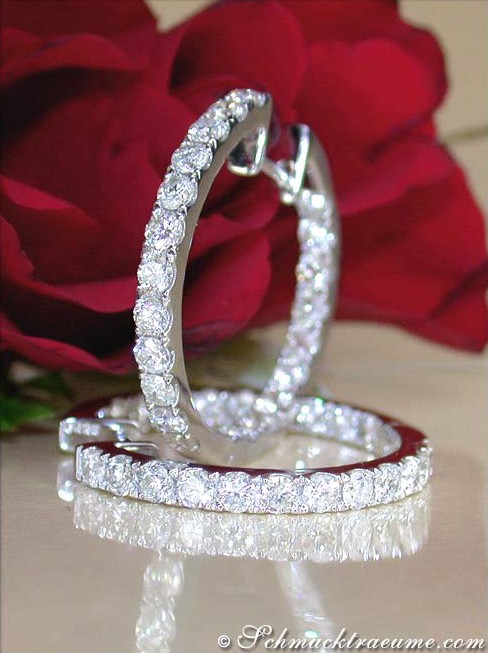 Detailansicht der eleganten Creolen mit Diamanten in Weißgold 750