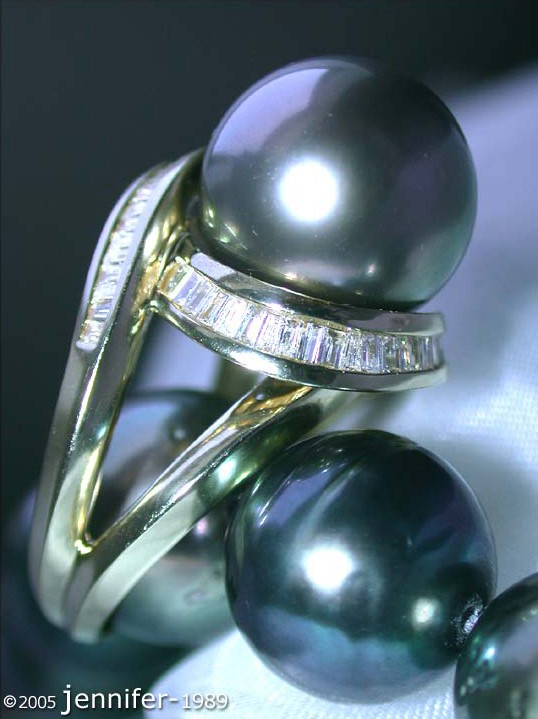 Detailaufnahme des Stattlichen Tahitiperle-Rings mit Diamanten in Gelbgold 750