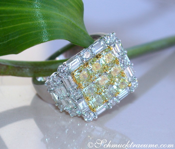 Erlesener Brillantenring mit gelben Diamanten, detailreich, grünem Hintergrund